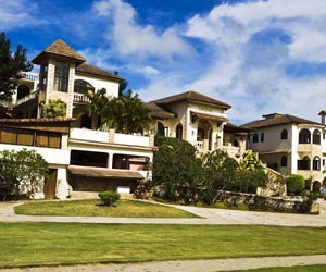 &nbsp; &nbsp; &nbsp; &nbsp; 住宅，人居住的空間，家的載體，容納了一個家庭的生活與休憩?，F代住宅多追求精裝華麗，而住宅的最本質的功能往往被忽略。因此，有必要追溯住宅的進化史，解析住宅最根本的意義，創造更舒適的住宅。&nbsp; &nbsp; &nbsp; &nbsp; 第壹代：&nbsp; &nbsp; &nbsp; &nbsp; 舊石器時代，利用天然山洞作為棲身之所，僅能起到遮風避雨的作用。&nbsp; &nbsp; &nbsp; 第貳代：新石器時代，利用黃土層為墻壁，用木構架、草泥建造半穴居住所，進而發展為地面上的建筑，并形成聚落。&nbsp; &nbsp; &nbsp; &nbsp;第叁代：西…